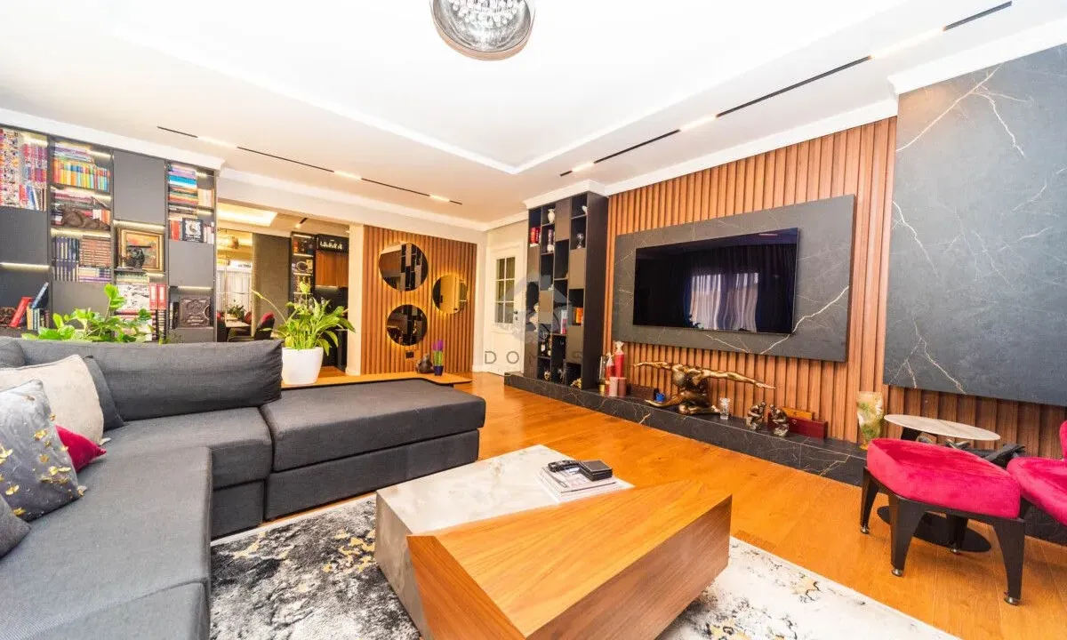 Prodaja, trosoban stan, 195m², Pobrežje, Podgorica