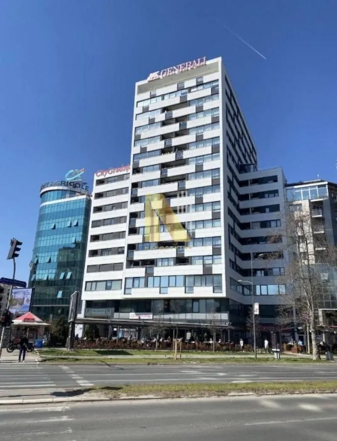 Pogled na spoljašnjost moderne višecpratne poslovno-stambene zgrade sa ulice.