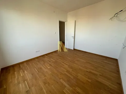 Prazna soba sa parketom na podu i belim zidovima. - image 8