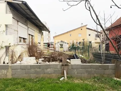 Pogled na dvorište i kuću sa vidljivim građevinskim materijalom. - image 10