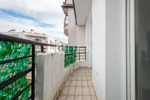 Pogled na prostrani balkon sa ogradom i keramičkim pločicama. - image 8