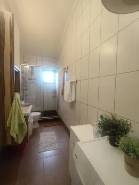 Uređeno kupatilo sa tuš kabinom, umivaonikom i veš mašinom. - image 15