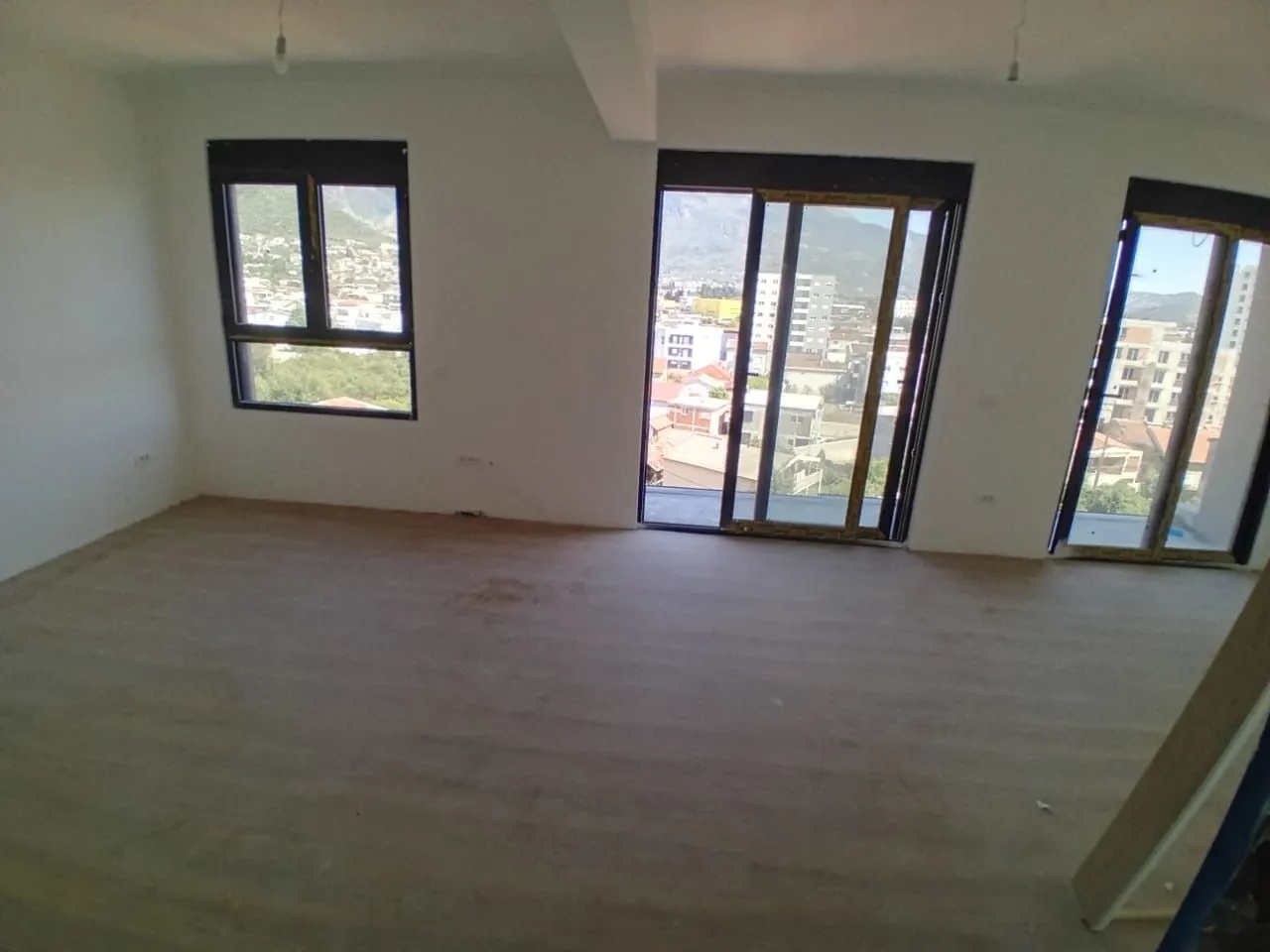 Prodaja, trosoban stan, 94m², Centar, Bar