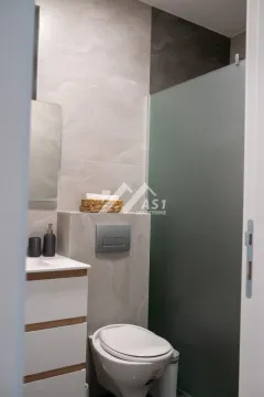 Moderno kupatilo sa umivaonikom, WC šoljom i tuš kabinom. - image 6