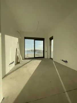 Prazna prostorija u sivoj fazi sa balkonskim vratima i pogledom na more. - image 5