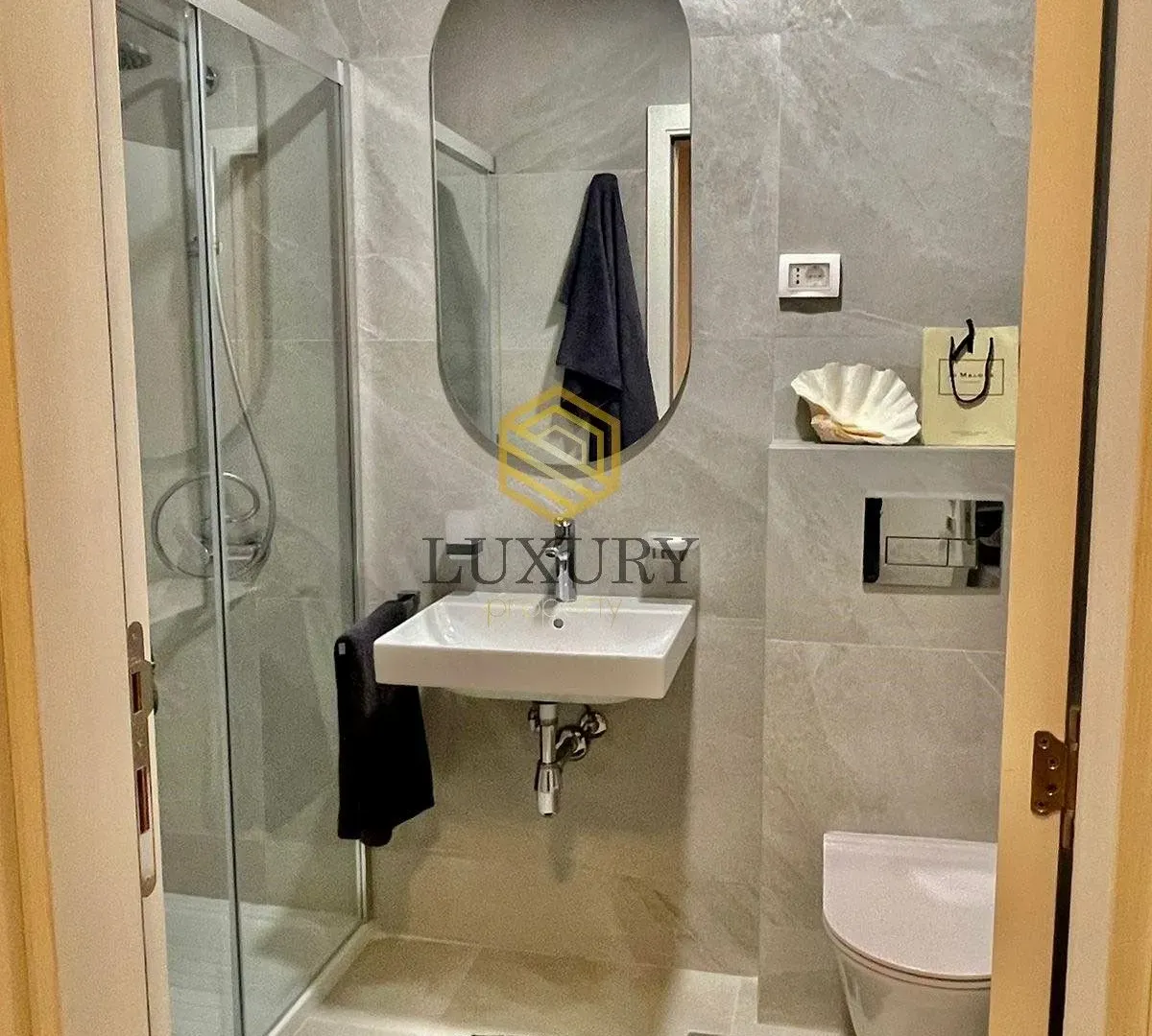Izdavanje, jednosoban stan, 40m², Central Point, Podgorica