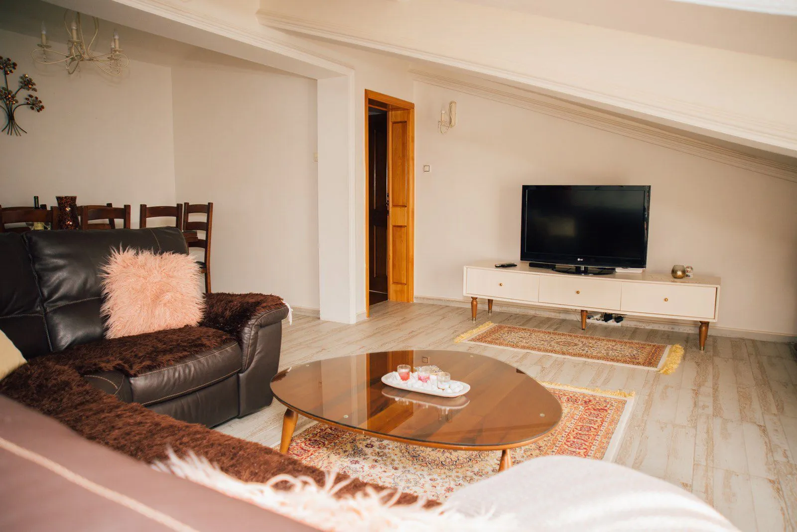 Izdavanje, dvosoban stan, 130m², Kotor, Crna Gora