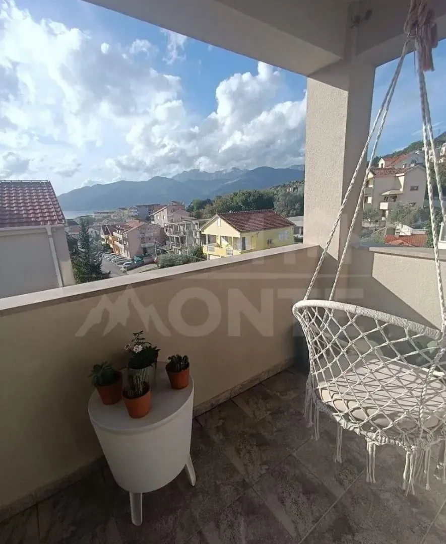 Izdavanje, trosoban stan, 100m², Tivat, Crna Gora