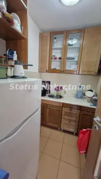 Manja kuhinja sa drvenim elementima i frižiderom. - image 6