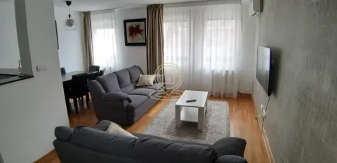 Dnevna soba sa garniturom, televizorom i trpezarijskim delom u pozadini. - image 4