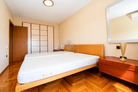 Spavaća soba sa bračnim krevetom, drvenim parketom, ormarom i noćnim stočićem. - image 26