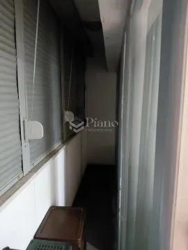 Enclosed balcony with window blinds. - image 7