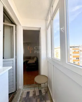 Zastakljeni balkon sa pogledom na okolne zgrade i pogledom u unutrašnjost stana. - image 8