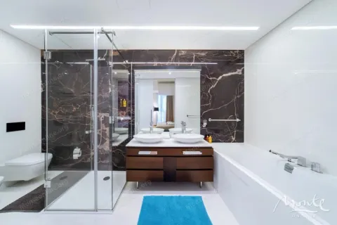 Moderne kupatilo sa tuš kabinom, kadom i duplim umivaonikom. - image 28