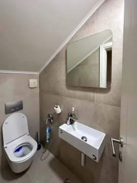 Manje kupatilo sa wc šoljom, umivaonikom i ogledalom. - image 9