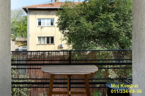 Pogled sa terase na susednu zgradu i drveće. - image 13
