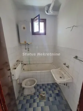 Starije kupatilo sa kadom, umivaonikom, WC šoljom i bojlerom. - image 12