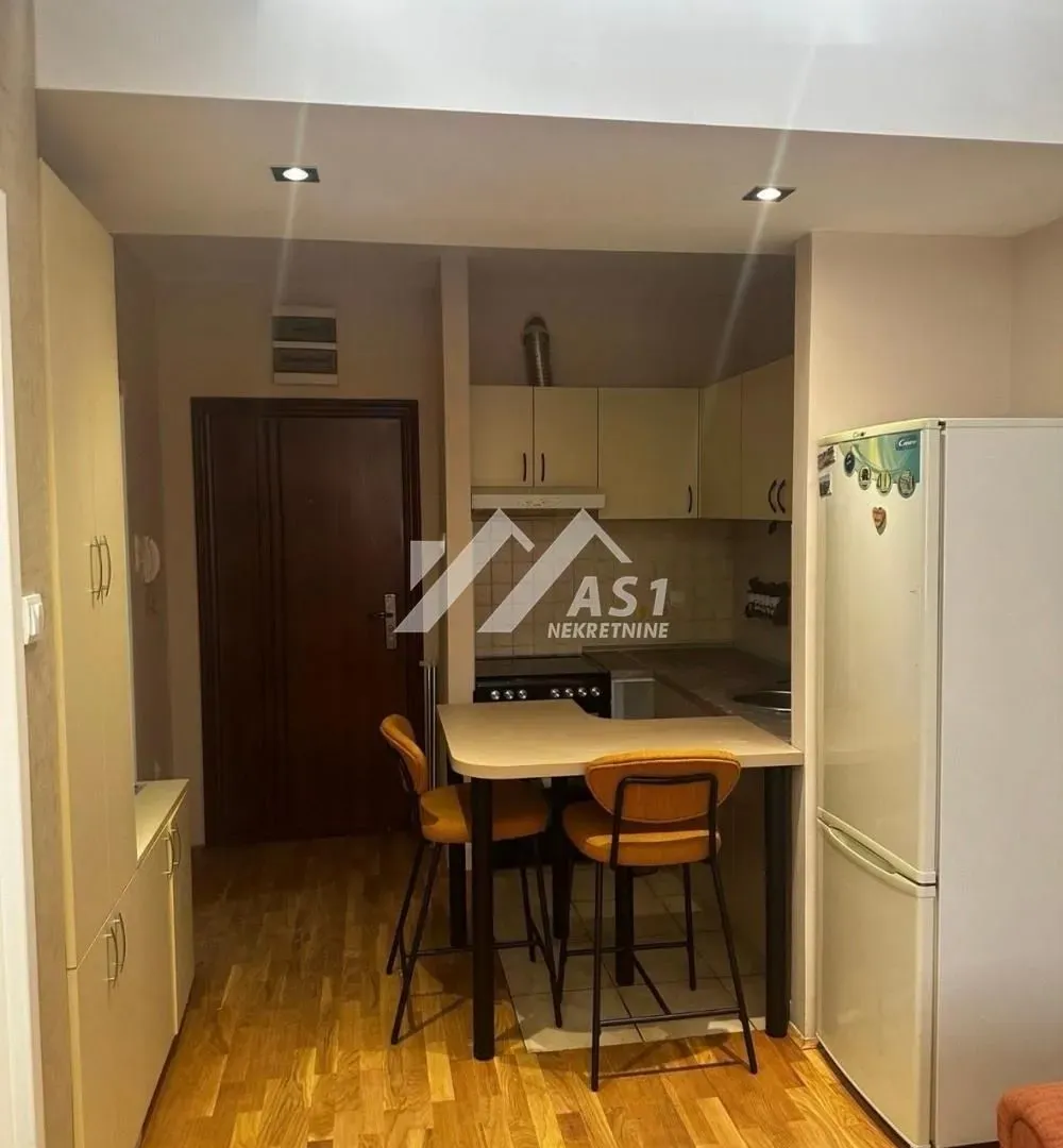 Izdavanje, jednosoban stan, 29m², Bulevar Oslobodjenja, Novi Sad Sve Podlokacije