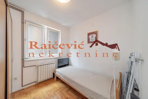 Smaller bedroom with a bed, window, and radiator. - image 15