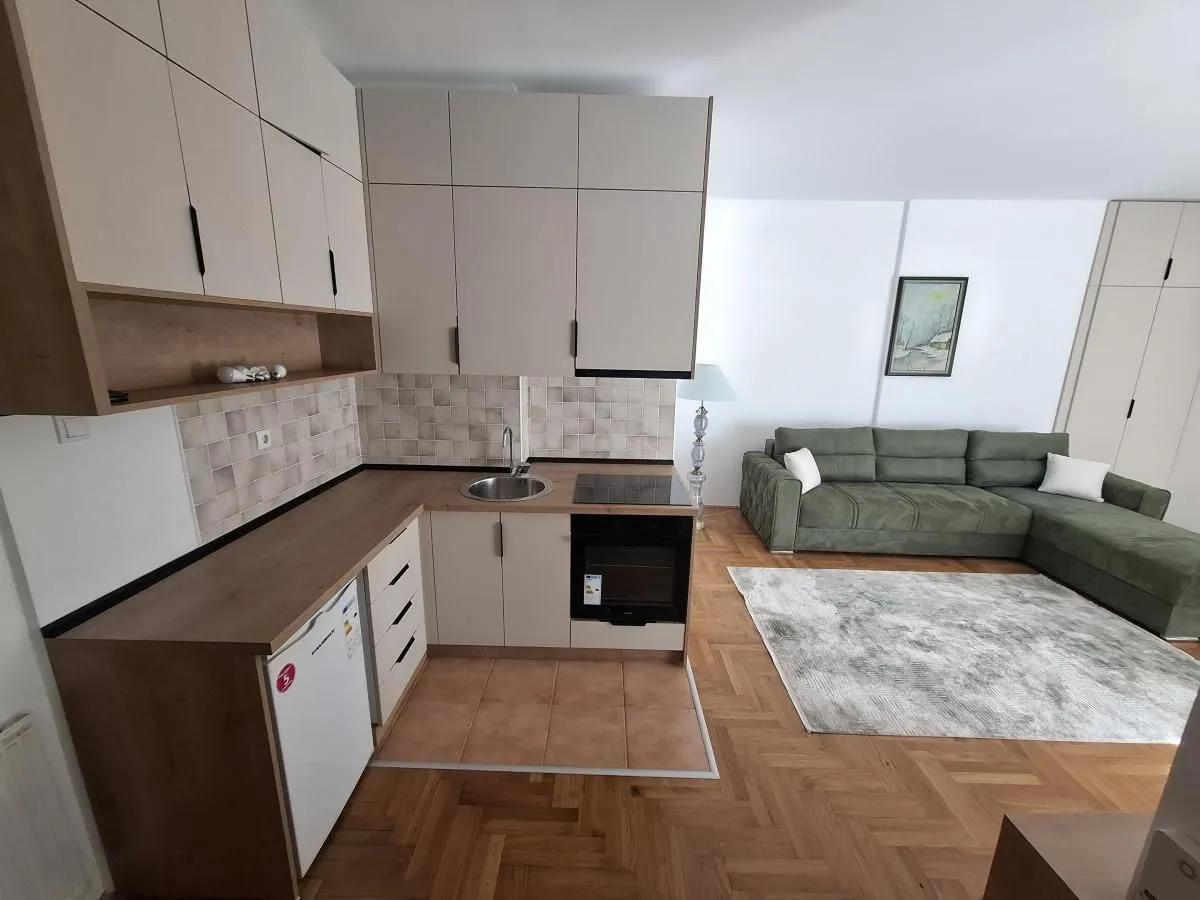 Kuhinja u sklopu otvorenog prostora sa trpezarijom i dnevnim boravkom.