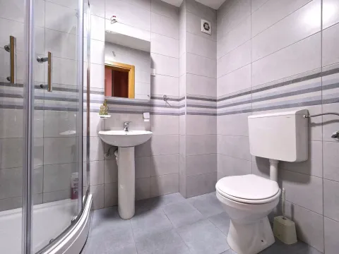 Potpuno opremljeno kupatilo sa tuš kabinom, umivaonikom i toaletom. - image 14