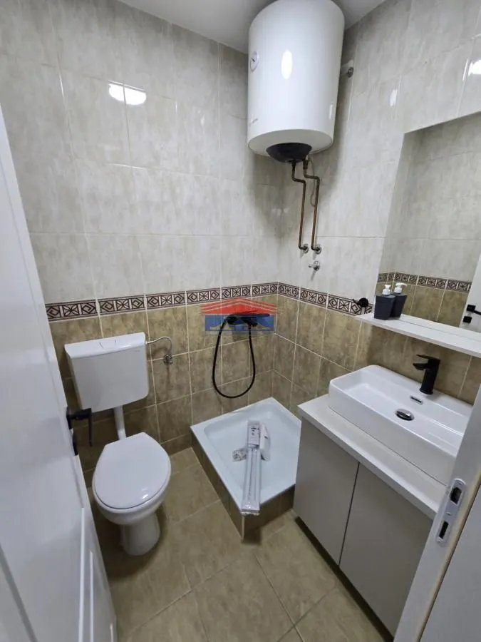 Izdavanje, četvorosoban stan, 69m², Centar, Novi Sad