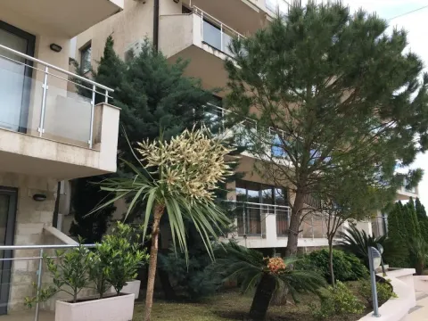 Pogled na spoljašnjost zgrade sa uređenim dvorištem i zelenilom. - image 11