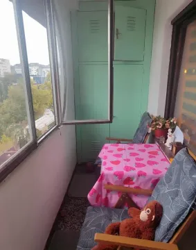 Zastakljeni balkon sa stolom, stolicama i ugradnim ormarom. - image 15