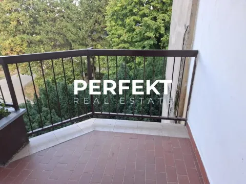 Balkon sa popločanim podom i metalnom ogradom sa pogledom na zelenilo. - image 15