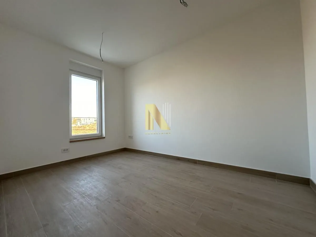Prodaja, četvorosoban stan, 205m², Alibegovac, Petrovaradin