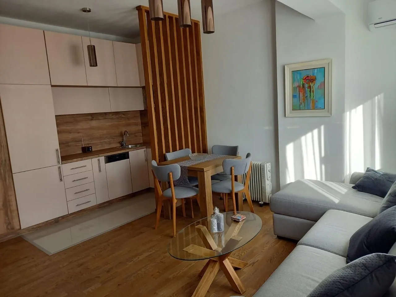 Living room with kitchen and dining area in a modern apartment.