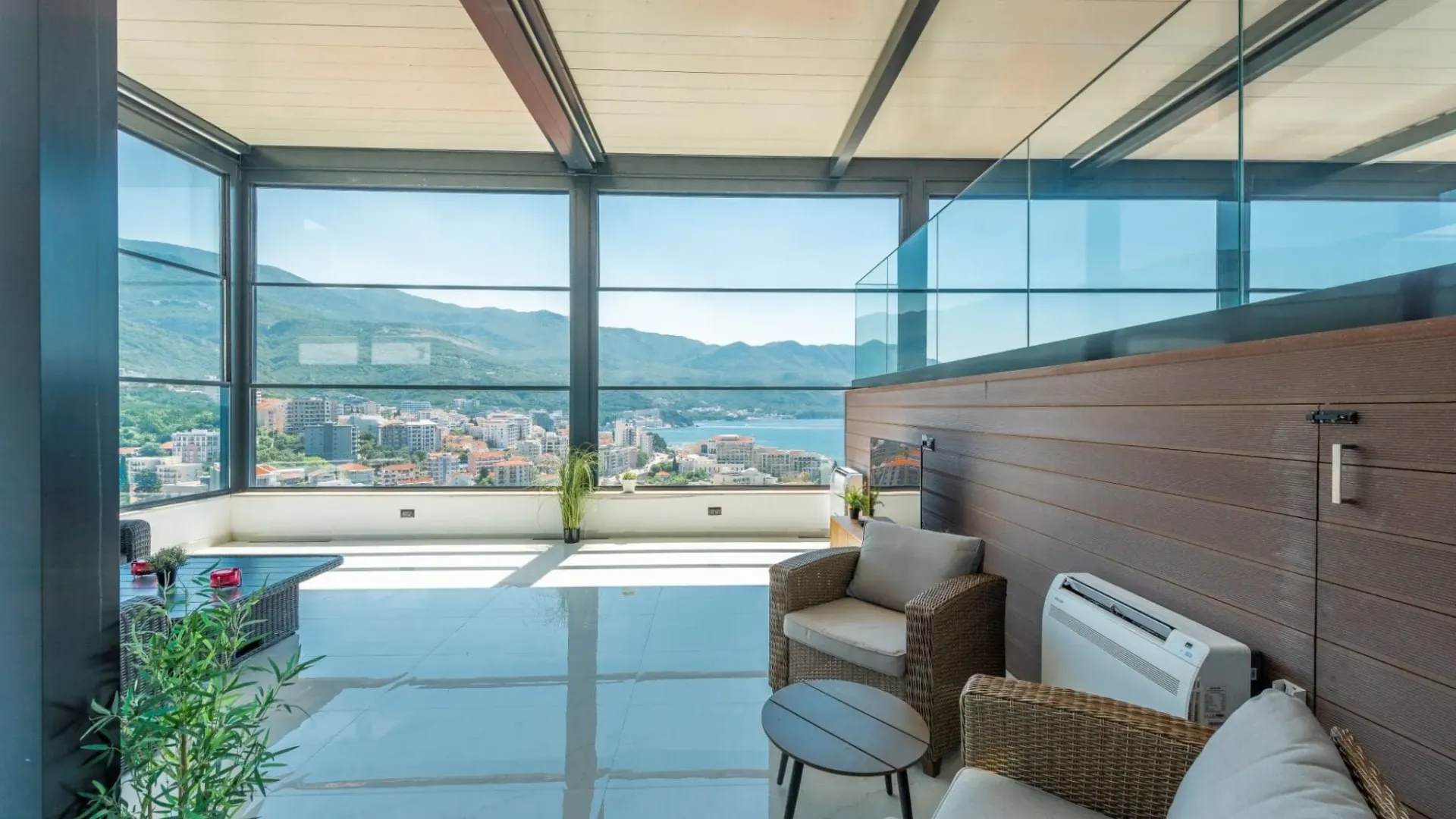 Sale, five bedroom apartment, 300m², Bečići, Budva