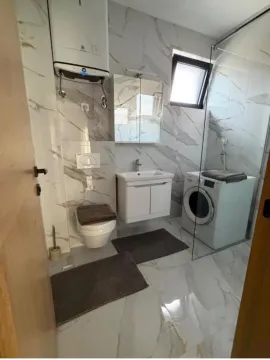 Moderne opremljeno kupatilo sa tuš kabinom, umivaonikom, WC šoljom i veš mašinom. - image 11