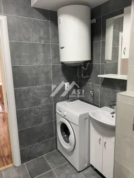 Kupatilo sa tušem, umivaonikom, veš mašinom i bojlerom. - image 10