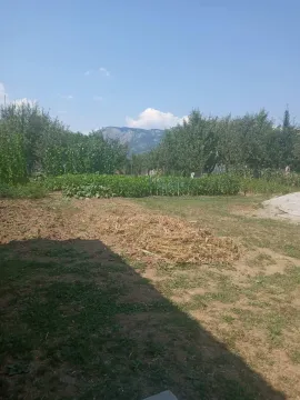 Zeleni plac sa baštom i pogledom na planine. - image 11