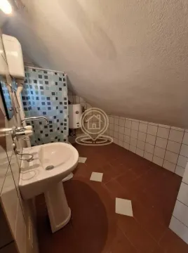 Manje kupatilo sa umivaonikom i tuš kabinom pod kosim krovom. - image 4