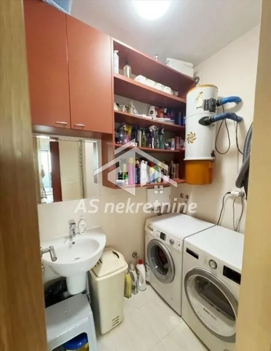 Izdavanje, trosoban stan, 131m², Vukov Spomenik, Zvezdara Sve Podlokacije