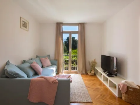 Izdavanje, jednosoban stan, 55m², Centar, Budva