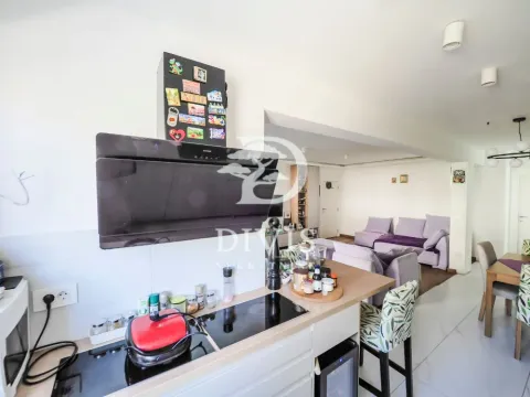 Pogled iz kuhinje na otvoreni dnevni boravak i trpezariju. - image 7