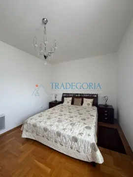 Spavaća soba sa bračnim krevetom, noćnim ormarićima i lusterom. - image 12