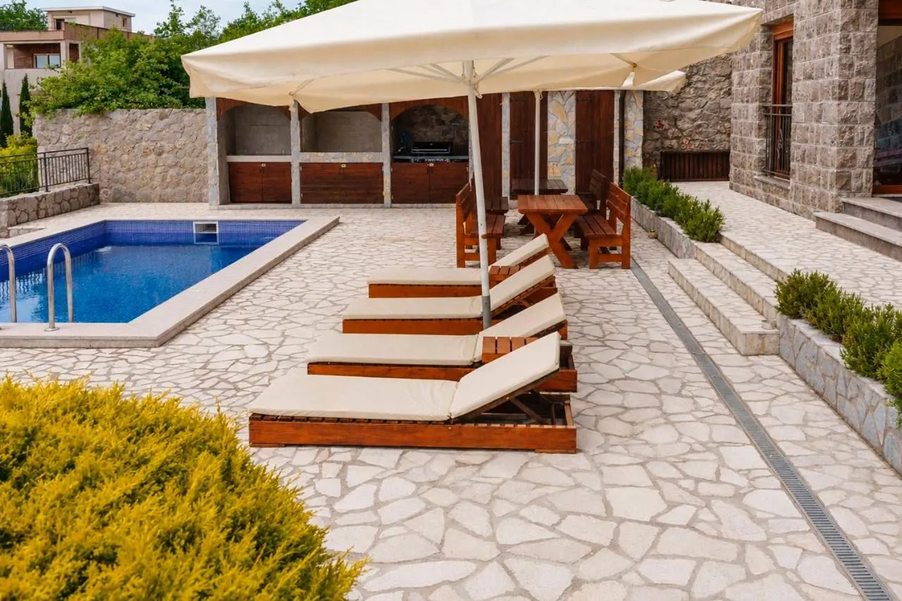 Izdavanje, četvorosoban stan, 240m², Krimovica, Kotor