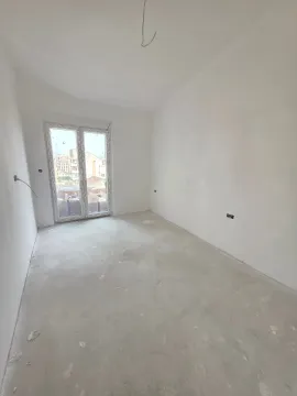 Prazna prostorija u izgradnji sa bijelim zidovima i balkonskim vratima. - image 15