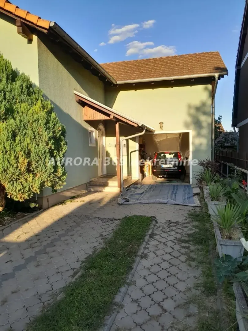 Dvorište porodične kuće sa ulazom i garažom.