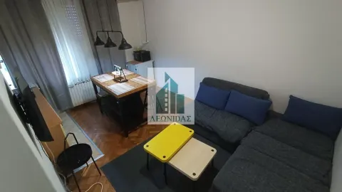 Dnevna soba sa ugaonom garniturom, trpezarijskim stolom i prozorom. - image 3