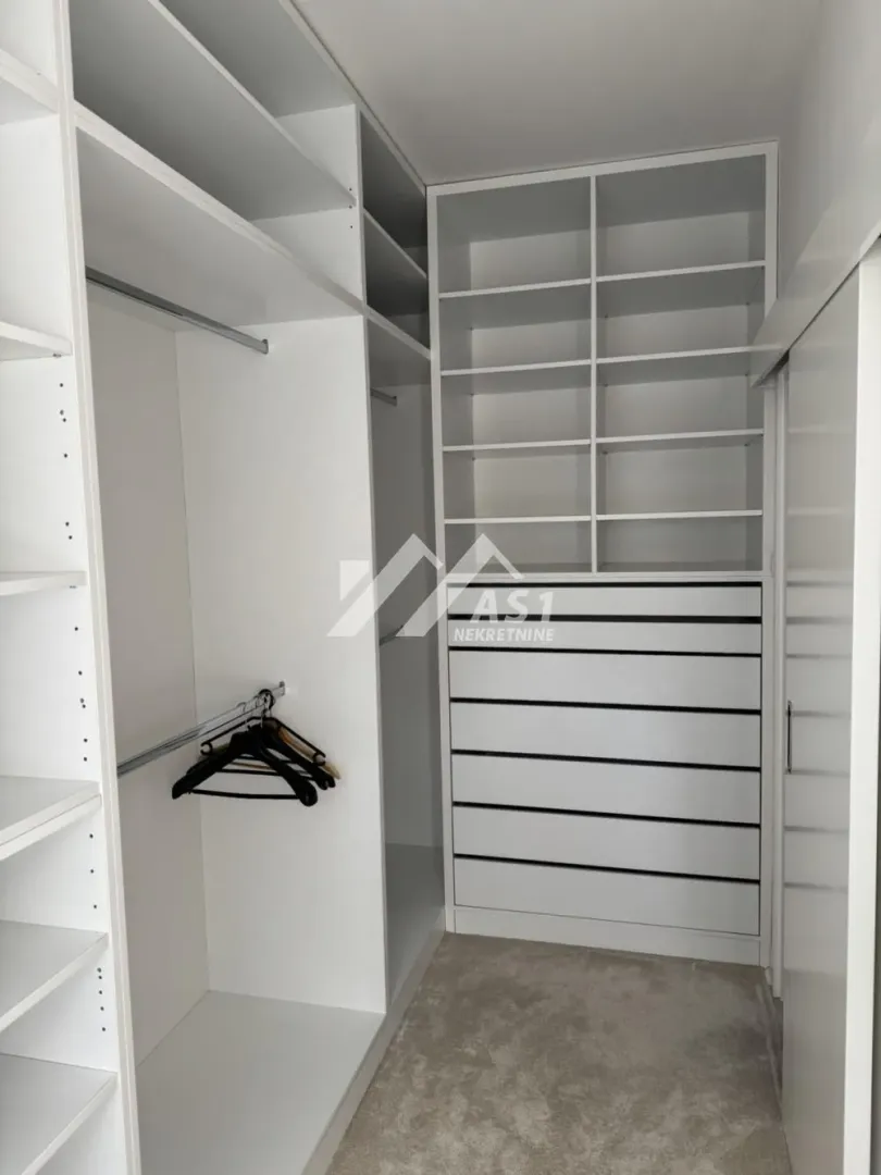 Izdavanje, četvorosoban stan, 136m², Centar, Novi Sad