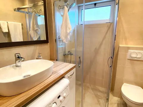 Izdavanje, trosoban stan, 136m², Petrovac, Budva - image 16