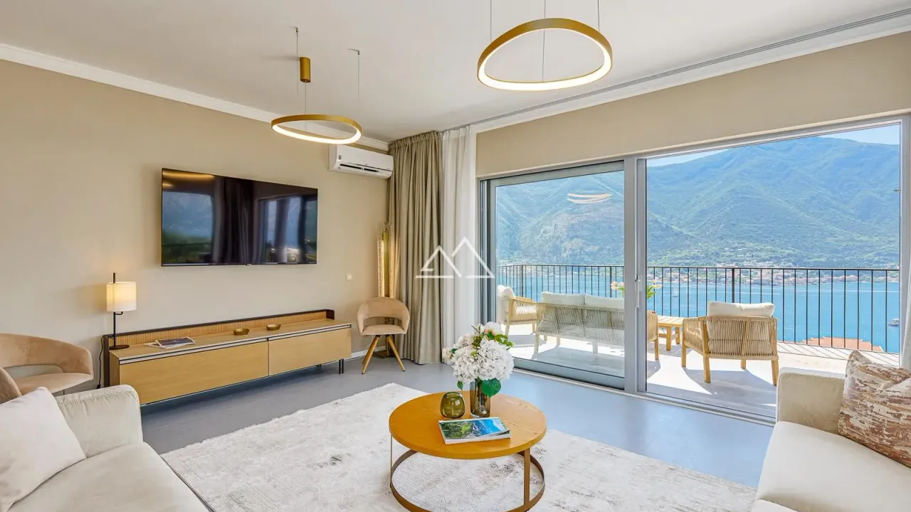 Sale, three bedroom apartment, 158m², Dobrota, Kotor