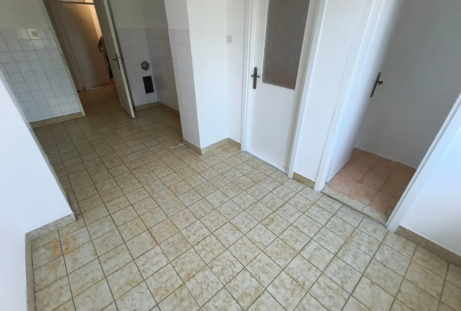 Izdavanje, trosoban stan, 95m², Gintaš, Podgorica