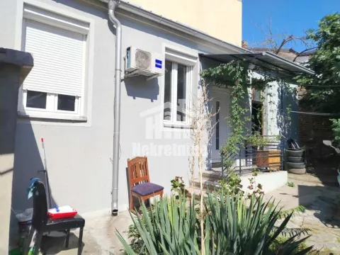 Pogled na spoljašnji deo kuće sa dvorištem i ulaznim vratima. - image 11