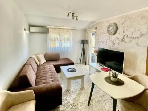 Izdavanje, stan, 50m², Kotor, Crna Gora
